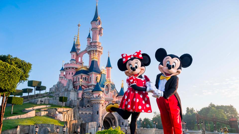 Mickey y Minnie frente al castillo de Disneyland París